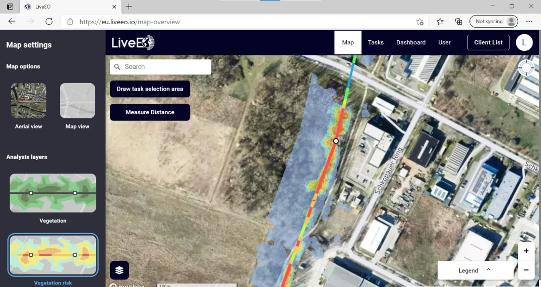 Satellitenkarte mit Vegetationsanalyse und Risikozonen entlang einer Infrastrukturtrasse bei LiveEO.